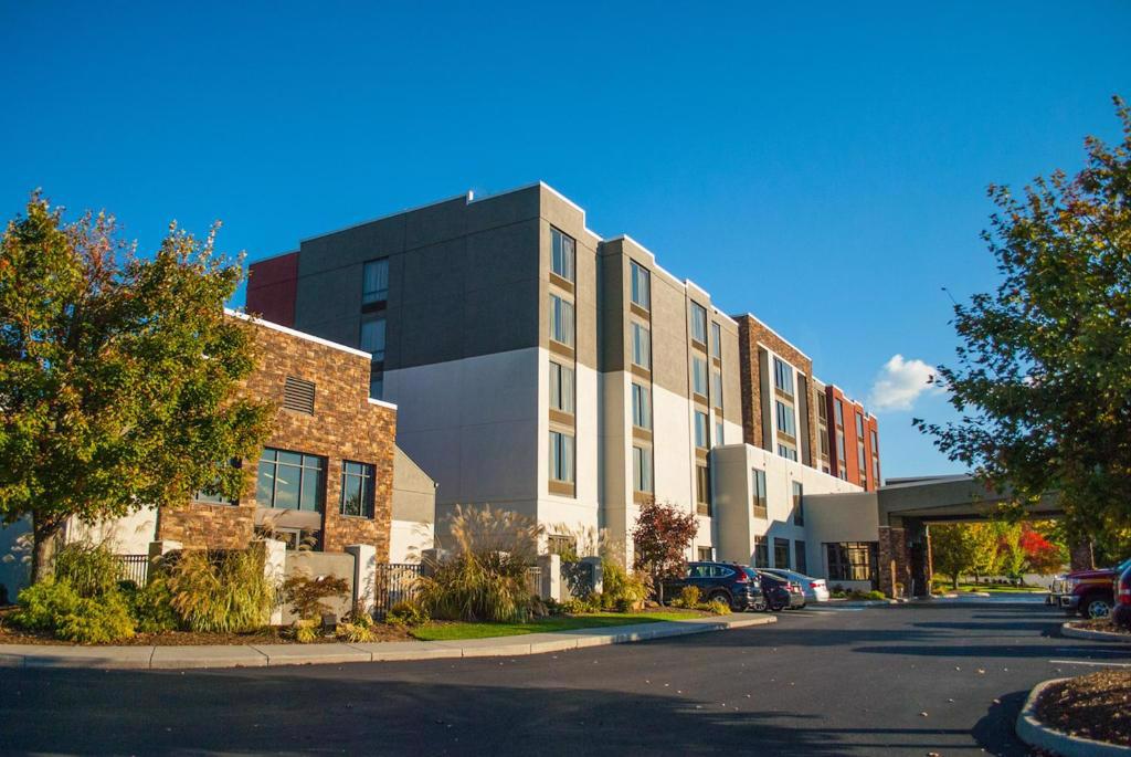 Marcus & Millichap Brokers Sale of Holiday Inn Express & Suites near